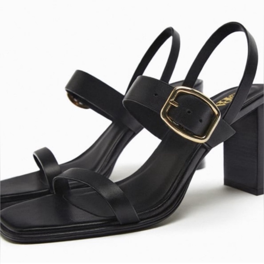 High heel leather sandals. Front straps with buckle detail and back strap.40/9us